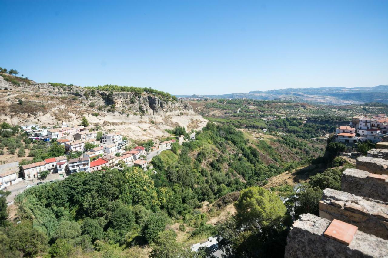 Castello Di Caccuri Suites Eksteriør bilde