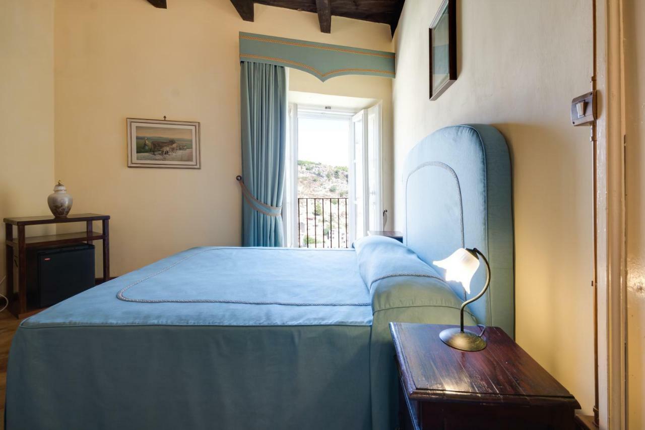 Castello Di Caccuri Suites Eksteriør bilde